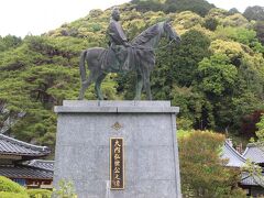 五重塔のある香山公園内にある大内弘世の銅像。
彼は鎌倉幕府滅亡から南北朝時代を生き抜き、大内家は西国最大の大名となりました。
山口を「首都」にしたのも彼です。
戦国時代に大内家が滅亡するまで、山口は西国1の都市として栄えました。