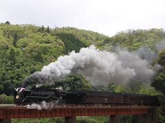 長門峡駅近くの鉄橋を渡るSL「やまぐち」号。

