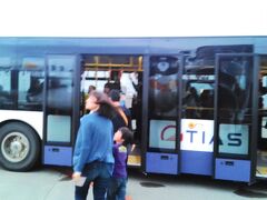桃園到着。なんとバス移動！久しぶりにタラップを降りてバスでターミナルへ。