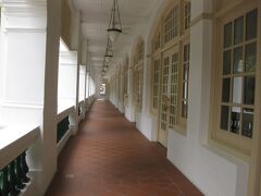 長い回廊。オープン前だから、ひっそりとしてました。
ラッフルズホテルは、２０１９年８月にグランドオープンだそうです。