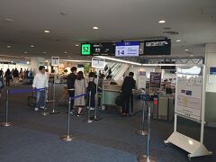 初日は6時半頃家を出て、エアポート快特でスムーズに羽田空港へ。ラウンジで1杯飲み物を飲んでからゲートへ行くと間もなくクローズのタイミング。ゲートで家内友人のMさんと落ち合いました。