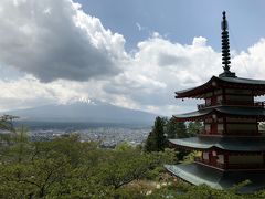 ＜新倉山浅間公園　富士と忠魂塔＞
　御朱印と同じ景色見たさに、体にむち打ち、398段の「さくや姫階段」を登りました。登っているのは、外国人の方が多い感じです。タイのドラマのロケ地となったため、特にタイ人が多く来るそうです。
　雲が出てきましたが、ほぼ同じ写真が撮れました。