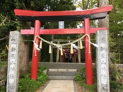 ＜新屋山神社（あらややまじんじゃ）　鳥居＞
　何の変哲もない田舎の神社（失礼）のように見えますが、ここは、最近話題の「日本一の金運神社」といわれる「新屋山神社」です。
　計画外なのに「金運」という言葉に誘われ、つい寄ってしまいました。
　「ポツリ、ポツリ・・」　欲を戒めるように、雨が降り始めました。　
