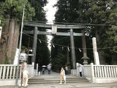 ＜北口本宮冨士浅間神社　壱の鳥居＞
　新屋山神社からほんの５分で「北口本宮冨士浅間神社」に到着。
　ここは、富士登山道の「吉田口」の起点にあたり、東口浅間神社と同様に富士山域の一部として世界文化遺産に登録されています。
　参道には、太い杉の木と大きな石灯籠がずっと奥まで続いていて、ひんやりとした空気に身が引きしまります。