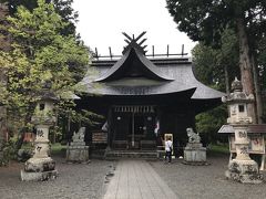 ＜冨士御室（おむろ）浅間神社　里宮拝殿＞
　河口浅間神社から１５分ほどで、河口湖の湖畔に鎮座する「冨士御室浅間神社」に到着しました。「御室」という名は、かつて祭祀を石柱をめぐらせた中でとり行っていたことから付いたものです。
　後に、浅間信仰が加わり「冨士御室＋浅間神社」となりました。