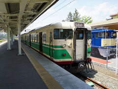 軽井沢駅からは、しなの鉄道という列車に乗って、友人の住む信濃追分へ…

レトロでかわいい列車。