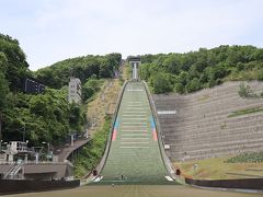 新千歳空港から円山バスターミナルへ、そこでバスを乗り換え大倉山競技場へ。以前から一度見てみたかったスキーのジャンプ台を見たくて。
想像していた以上に壮大。