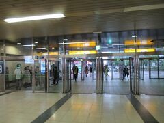 ６月４日午後４時前。
釧路からの特急で札幌駅に着いて北口へ出ました。
このドアを出てすぐ左にあったラーメン店「味の時計台」がなくなっていました。
チェーン店ですが、便利な場所にあって列車に乗る前などたびたび利用していたのになくなって残念。
