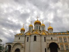 モスクワに来てから行った場所がどこも良かったので、なんとなく予定後半に入れていたクレムリンの印象が薄かったんです。
でも教会はどこも美しく歴史ある場所ですし、現役の大統領府が置かれている城塞に入れてもらえるってすごいことです。