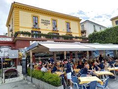 タッソ広場にはカフェやレストランが広場に面してズラリと並んでいるのですが中でも一際目立っているのがFauno BARだったのでそこでお昼を食べる事にしました。
