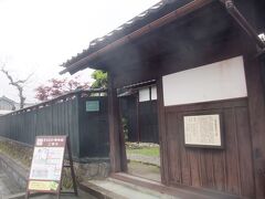 　次にやってきたのは、「大野市民俗資料館」から遠くない「武家屋敷旧内山家」だ。ここも大野城で購入した「施設入館＆まちなか循環バス利用パスポート５００円」で入ることができる。