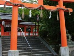 すぐ向かいには宇治神社。
宇治十帖の八ノ宮のモデルとなった皇子の邸宅跡らしい。