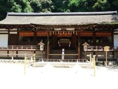 少し上ると宇治上神社。
平安の住宅様式が取り入れられている神社。
世界遺産ですが、場所が場所だからか平等院に比べると人がいない…。



そこから さわらびの道 を進み、与謝野晶子の歌碑なんかも見つつ…

源氏物語ミュージアムへ。
人形を使って、平安時代の生活や宇治十帖の物語の解説なんかをしてありました！
人形が等身大？で、リアルに物語を感じられる感じです。
しかし…中でやってた映画が…。
映画というくらいだから、アニメか、役者がやってるんだろうと思いきや…
なんか人形がぬるぬる(カクカク?)動いてます(笑)
正直これは…ちょっと…。笑

そんなこんなで…
帰りに寄った売店で、ふと目に留まってしまって、勢いに任せてミニ屏風を購入。
柄は何故か「明石」。
……その場でも何故これを買ったのかわからなかったのですが、帰宅して数日してようやく…
前日に須磨で現光寺に寄ってるじゃん、私！(笑)

柄としては一番地味ですが、無意識に何か感じるものがあったのでしょうかね。

ちなみにもはや宇治十帖ではありませんが、個人的に一番好きな話は「柏木」です。
先程匂宮よりも薫派だと書きましたが、一番の推し？は何を隠そう薫でも光源氏でもなく柏木です。
どうしても捨てきれなかった愛で死んだ可哀想な男。何故だかはじめて読んだ小学生の頃からとても好きなんです。


と、私の推しはどうでも良いですね(笑)
旅行記に戻ります。