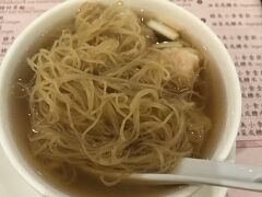 この時点で午後３時過ぎ。
いい加減お腹が減ってたので、前持って調べておいた尖沙咀の池記へ行きます。歩いて数分。雨だったけど、店前のおばさんが傘袋へ傘を入れてくれるくらいに親切！
空いてたので相席文化の香港でも一人で四人掛けでした。オーダーはやっぱりと思って、そう海老が得意じゃないけど海老ワンタン麺。ぷりっぷりだったし、スープもおいしかった！　麺はちょっと特徴的だね？！　嫌いじゃない！
初めての香港飯だったのでまるでオーダー分かってなくて、思ってたより小さかったお椀ひとつで終了。でも今、せっかく香港旅行するのに胃袋小さめだったから丁度良かった。