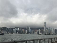 そのまま歩いて、ビクトリアハーバーまで。
雨は止んでたけど、どんより。
今回天気予報では全行程雨だったし、トラムが修繕中で止まってるって分かってたのでビクトリアピークは行程に入れてません。
それでも行きたいとこをいつも通りあちこちグーグルマップに★付けてたんだけど、香港の湿度を甘く見てた。無理しない方向へシフト変更。