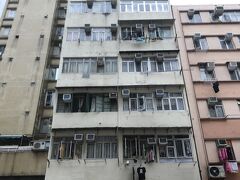 しかし、めちゃくちゃな土砂降り。
割とこの界隈、窓も開けっ放しで洗濯物も干してあって、雨だよ…？　って心配になります。