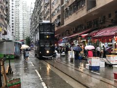 さてそのままMTR乗り継いで次の宿へ移動です。目指すは北角。
重慶マンションは目的あっての宿泊だったんだけど、こちらは何も考えず安いな？　と思って選んだとこでした。中心街から遠いのに後で気付いたものの、これもまた面白い立地だとすぐさま知って楽しみだったんだ～！
春秧街です、市場とトラム！
