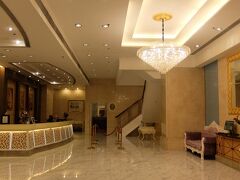 さっきまでが嘘のように、美しいフロント。
そう言えば今回、元英国領だけど香港意外と英語通じないよって友達から聞いてたんだけど、今までになく英語が通じてたんだ…ここまでほぼ問題がなかった。すごい！
だけどここのチェックインが本当に難しかった！
チェックイン前の時間に着いたのもあって、早いけど部屋に入れるかってのがまるで通じなくて、英語通じない（喋れるとは言ってない）のはヤバいなと今回ポケトークと言う秘密兵器も導入してたのに意思疎通出来なくて…すごく、時間掛かった…
窓口のお姉さんとっても若くて可愛くて、根気強く相手してくれてありがとう。最終的にアーリーチェックイン出来ました！