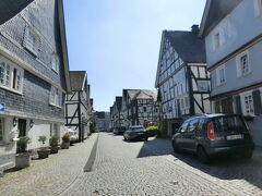 フロイデンベルク(Freudenberg)

街に到着。ここの特徴は、なんといっても木組みでできたモノトーンの家々。 
ドイツでは、木組みの家は珍しくありませんが、ほとんどが赤や茶色の色をしていますが、ここは、モノトーンで統一されています。ここだけでしか見れない景観です。