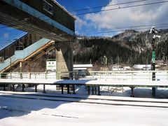 9:31　秋田県最初の駅「陣場駅」に着きました。（弘前駅から29分）

陣場駅と白沢駅の開業は1899年（明治32）、秋田県内では最も古い駅（最初に開業した駅）です。

奥羽本線は福島駅と青森駅を結ぶ路線［484.5km］で、当時の建設工事は福島県側からと青森県側から同時に進められ、この２駅が秋田県内で最初に開業した駅となりました。参考までに秋田駅の開業が1902年（明治35）、奥羽本線全線開業は 1905年（明治38） です。