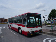 そして、４０分余りで那須の玄関口、那須塩原駅に到着。
駅前から、11:45発のバスに乗り、まずは那須岳の麓を目指す。
やってきたバスは東野交通の車両だったが、2018年10月に関東自動車と経営統合となり、東野交通すでに解散している。
しかし、車体は東野交通のままで、しかも懐かしい紅白を纏っていた。