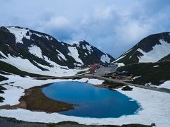 大黒岳から望む畳平と鶴ヶ池。
雲が出てきて真っ青な湖面にはならなかったのが残念。