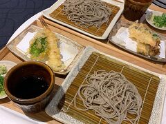お腹すいたのでランチ。
国内線ラウンジはたいした食べ物がないので、
制限エリア内のお店で天ぷら蕎麦。
立ち食いっぽいトコなのに、なかなかいいお値段。
少食ぶってハーフサイズにしてみたけど、全然足りません。。。