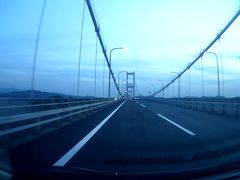 来島海峡大橋は世界初の三連吊橋で、全長は４１０５メートルあります。
１つ目、２つ目、３つ目の吊り橋を渡り、