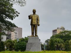 高雄市立歴史博物館を出て芸術特区を目指して歩く。途中の公園の孫文像。