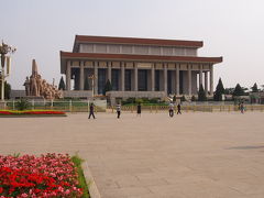 1976年9月9日に死去した毛沢東主席の遺体が安置されている紀念堂。
無料で見学できるそうですが、入館は午前中のみだそうです。
