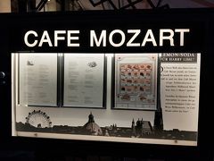 ケルントナー通りを往復しても面白くないと横道にそれてみました。

あらっ！ココがカフェモーツァルトっすか。

でも空いてますね。それではカフェザッハーに戻ってみましょう！