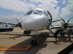 福岡空港到着、14：40分。定刻より15分の遅れ。
第三区間は、福岡発出雲行、JAC3555便、14：55分発。
スケジュール的には30分の乗換時間があるのだが、遅れたために15分に。
出雲行は今乗ってきた機材がそのまま使用されるので、機内で待てばよいように見えるが・・・機内で待つことはできません。
バスで到着口に向かうと地上係員がスタンバイしていて・・・出雲に向かわれる方はこちらへ・・・
私を含め5名が地上スタッフとともに出発口に向かう・・・
簡単に思えるが、福岡空港の端から端まで早歩きで歩く感じ・・結構ハード。
そこで待っていたバスで飛行機へ・・・
（到着から出発まで、そんなわけで、写真を撮っている余裕なし）
