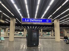 マリオットイルドフランスからルネッサンスパリラディフェンスホテルは最寄りのMarne-La-Valle'e（ディズニーのある駅）からRER A線で17駅（約５０分）La Defenseと言う駅にあります。