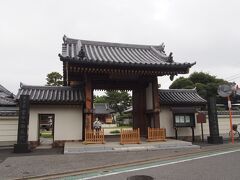 ほぼ定刻通りに出発。
前日梅雨入りし、怪しい雲行きですが、
傘をお守り代わりに進んでいきます。

まず、最初の観光地は南蔵院です。