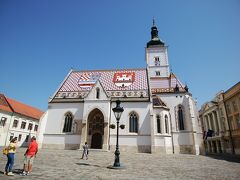 聖マルコ教会
14～15世紀に建築されたロマネスク様式とゴシック様式の教会ですが、19世紀に修復した屋根のモザイクが特徴的で有名です。
屋根の左側は、クロアチア、ダルマチア、スラボニア王国の紋章で、右側はザクレブ市の紋章だそうです。
普段は中には入れません。