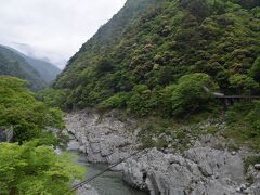 再び車を走らせて大歩危は展望台があったので、そこから下流方面。