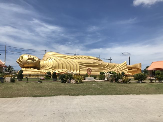 島に渡った目的地はここ。<br />巨大な寝仏像。