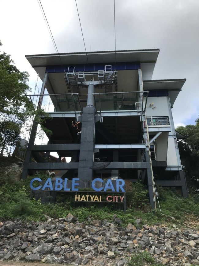 次は山の上にある巨大な仏像を目指しますが、道順がよく分らず。<br />いきなりケーブルカーのステーションに着く。