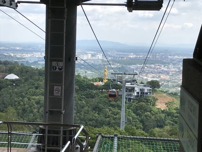 ロープウェイで降りたところに仏像があった。それも相当の距離。<br />仏像目指して標識に沿ったはずなのに、、、。