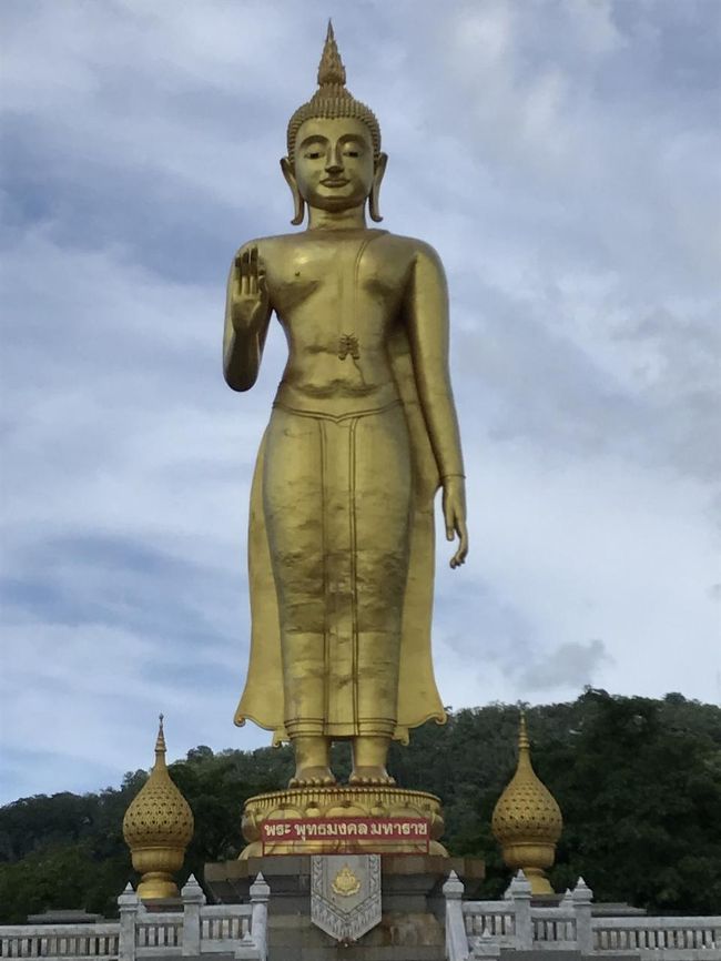 これが巨大仏像、Phra Phutthamongkol Maharat。<br />場所としてはHatyai Municipality Parkとなってました。<br />