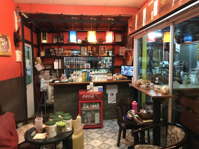 夕方にハジャイ着。<br />まずはハジャイ駅近くでビール。<br />でもここはバーでなく、18:00で閉店のカフェでした。