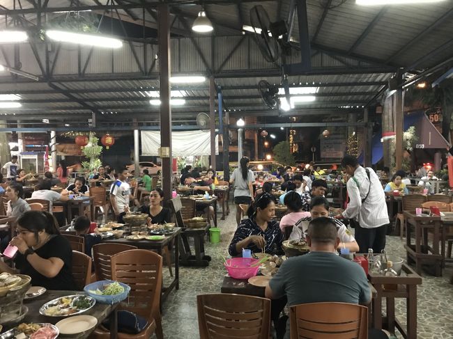 超満席。<br />食欲に対する尋常ではない熱気が漂っている。