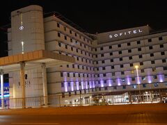 「アテネ空港目の前にあるホテル　ソフィテル」

できることなら、このソフィテルに泊まりたかった。
高すぎて泊まれず。

