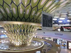 マドリードまでは、アブダビ経由です。
約2時間のトランジット。