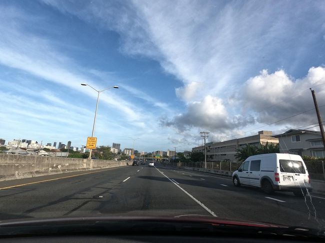 車を空港方面へと走らせます。