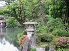 兼六園・・・日本三名園の一つ、加賀百万石の雅な庭園

約3万5000坪の広大な園内は四季折々な世界が楽しめ、六勝を兼ね備えた名園として有名です