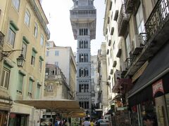 部屋で荷物を置いてから、バイシャ地区を散歩します。
サンタ ジュスタのエレベーターが奥に見えます。