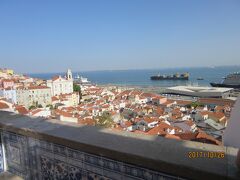 『サンタルジア展望台』に行きます。
テージョ川やアルファマの街並みを見下ろせます。
