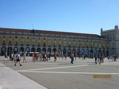 コメルシオ広場に行きます。