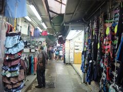 道なりに進むと、スタンレーマーケットへ。狭い路地の左右にお店があるんだけど、特に心は擽られない…。それより、